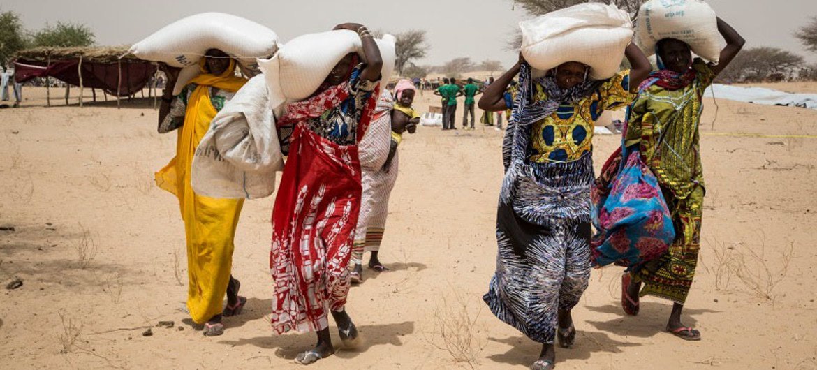 People living in the Melia IDP camp, Lake Chad, receiving WFP food. Most of the displaced come from the Lake Chad islands, that have been abandoned because of insecurity.