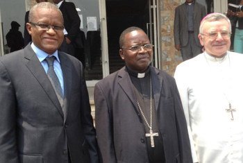 De gauche à droite: le chef de la MONUSCO, Maman S. Sidikou, Monseigneur Marcel Utembi, archevêque de Kisangani et président de CENCO, et Monseigneur Luis Mariano Montemayor, nonce apostolique en RDC, ont publié une déclaration commune sur l'attaque des églises.