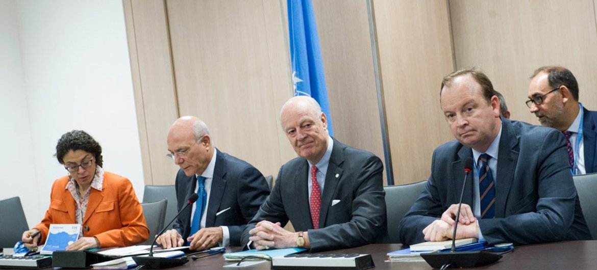 联合国特使德米斯图拉在日内瓦参加叙利亚人之间谈判。联合国图片/Violaine Martin