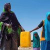到住家以外很远地方取水的索马里妇女。儿基会索马里办事处/Sebastian Rich