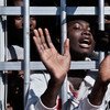 جهود للعثور على مئات المهاجرين المحتجزين من قبل مهربين في ليبيا