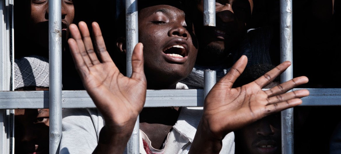 一名移民在1月31日在利比亚的一个拘留中心的牢房做手势。 UNICEF/Romenzi