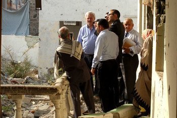 联合国人道主义事务副秘书长奥布莱恩在也门亚丁与当地居民会谈。