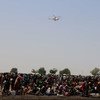 Un hélicoptère du PAM arrive à Thonyor, dans le comté de Leer, au Soudan du Sud, avec des produits de nutrition et de l'huile végétale, dans le cadre d'une mission d'intervention rapide interagences pour venir en aide aux personnes menacées par la famine.