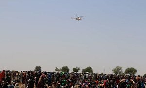 A WFP helicopter arrives Thonyor, Leer County, South Sudan, with supplies of nutrition items and vegetable oil, as part of an inter-agency rapid response mission to provide assistance to people threatened by famine.