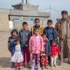Дети и их родители из числа перемещенных лиц из Мосула. Сейчас они живут в Киркуке.  Фото ЮНИСЕФ