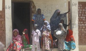Des résidents d'un camp de déplacés à Maiduguri, au Nigéria, lors d'une visite d'une délégation du Conseil de sécurité en mars 2017. Photo UK/UN Mission