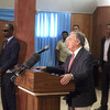 من الأرشيف: الأمين العام أنطونيو غوتيريش في مؤتمر صحفي  مشترك مع الرئيس الصومالي محمد عبد الله فارماجو (يمين) في العاصمة مقديشو. المصدر: بعثة الأمم المتحدة لتقديم المساعدة إلى الصومال