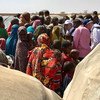 الأسر النازحة بسبب الجفاف في بيدوا، الصومال، تلتقي الأمين العام أنطونيو غوتيريش الذي يزور المنطقة. المصدر: بعثة الأمم المتحدة لتقديم المساعدة إلى الصومال
