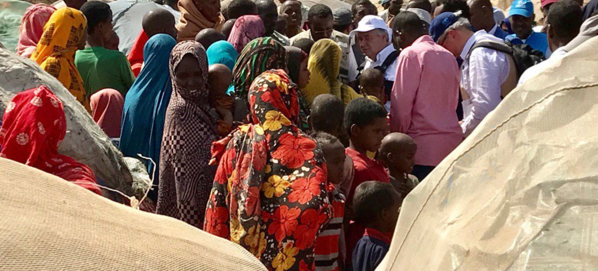 古特雷斯秘书长在索马里拜多阿会见因干旱而流离失所的人们。联合国索马里办事处图片
