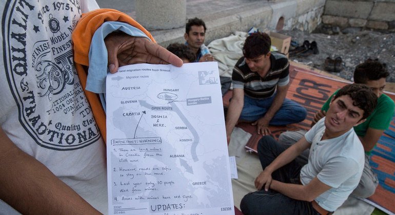 Migrantes pakistaníes en Kos, Grecia, muestran un mapa con información sobre el cierre de la frontera con Hungría. Foto: OIM