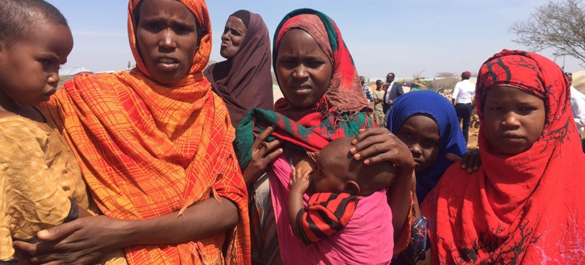 Des femmes déplacées par la sécheresse attendent de rencontrer le Secrétaire général de l'ONU António Guterres lors de sa visite à Baidoa, en Somalie. Photo ONU Info/Laura Gelbert