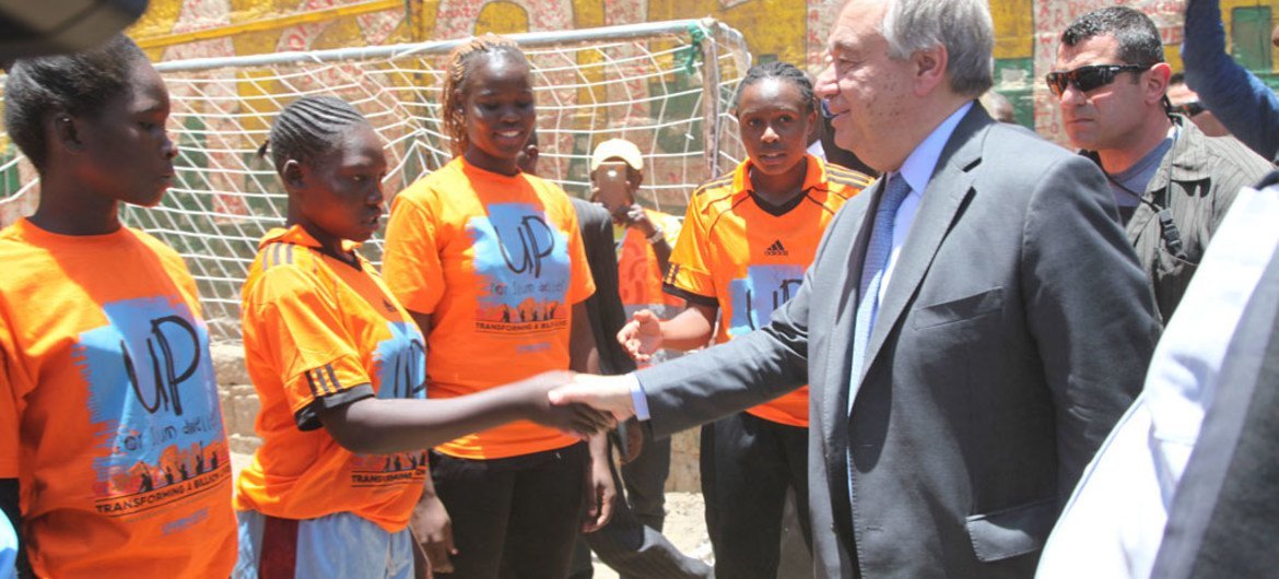 Генеральный секретарь ООН  встречается с молодыми  лидерами и  женщинами-политиками  в трущобах Матаре в Найроби