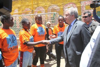Le Secrétaire général de l'ONU, António Guterres, rencontre des jeunes femmes dans un bidonville de Mathare, à Nairobi, au Kenya. Photo ONU Habitat/Julius Mwelu
