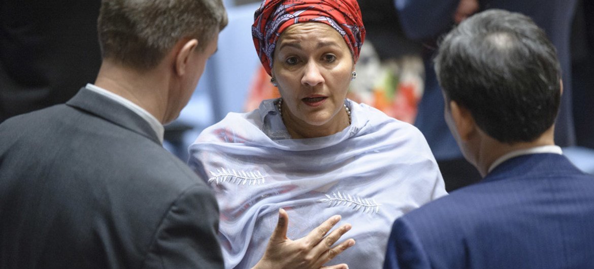 La Vice-Secrétaire générale de l'ONU, Amina J. Mohammed, parle avec des délégués avant une réunion du Conseil de sécurité. Photo ONU/Manuel Elias