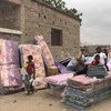 来自也门塔伊省莫哈地区的新增流离失所者得到联合国难民署在邻近的胡达伊省贝吉尔法基的援助。