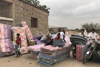 来自也门塔伊省莫哈地区的新增流离失所者得到联合国难民署在邻近的胡达伊省贝吉尔法基的援助。