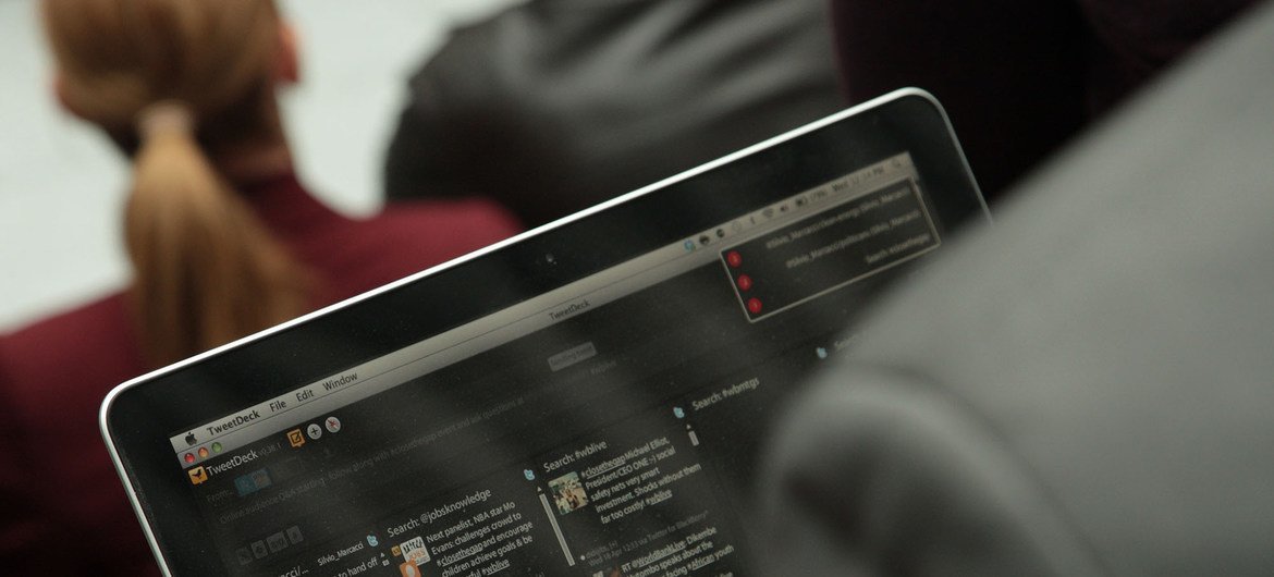 Un usuario consulta twitter en su ordenador portátil. Foto: Banco Mundial