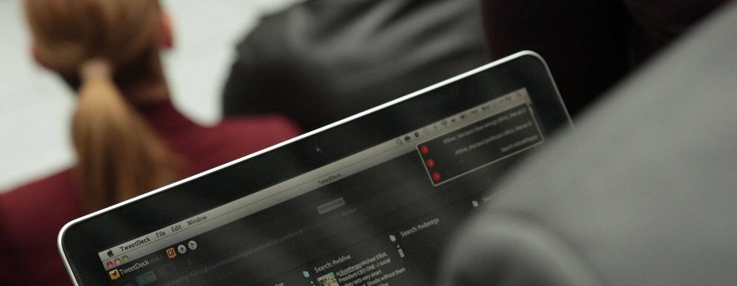 Un usuario consulta Twitter en su ordenador portátil. El contenido ha sido desenfocado para salvaguardar el derecho a la intimidad.