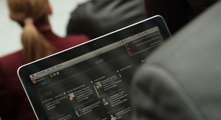 Un usuario consulta Twitter en su ordenador portátil. El contenido ha sido desenfocado para salvaguardar el derecho a la intimidad.