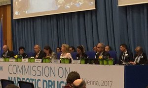 Le Directeur exécutif de l'ONUDC, Yury Fedotov, (troisième à gauche) s'exprimant à l'ouverture de la 60e session de la Commission des stupéfiants (CND) à Vienne, en Autriche.