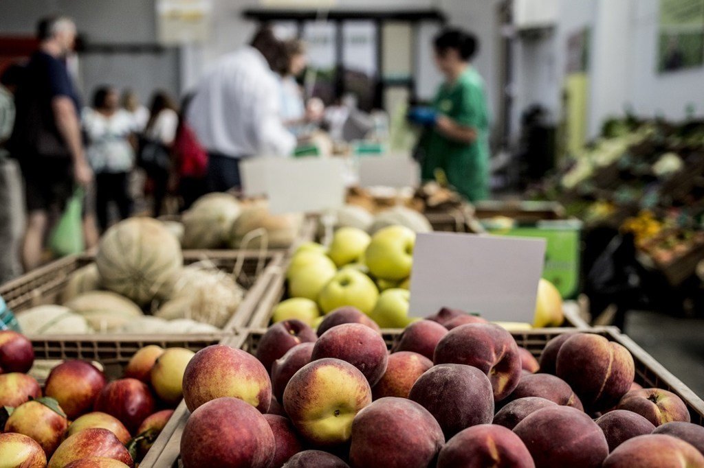 Un marché dans une coopérative alimentaire faisant partie de la ferme coopérative d'Orto Sole à Fiumicino et Torrimpietra, en Italie.