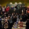 来自全球倡导在工资上实现性别平等的“推动者” 在联合国纽约总部联大会堂齐聚一堂。