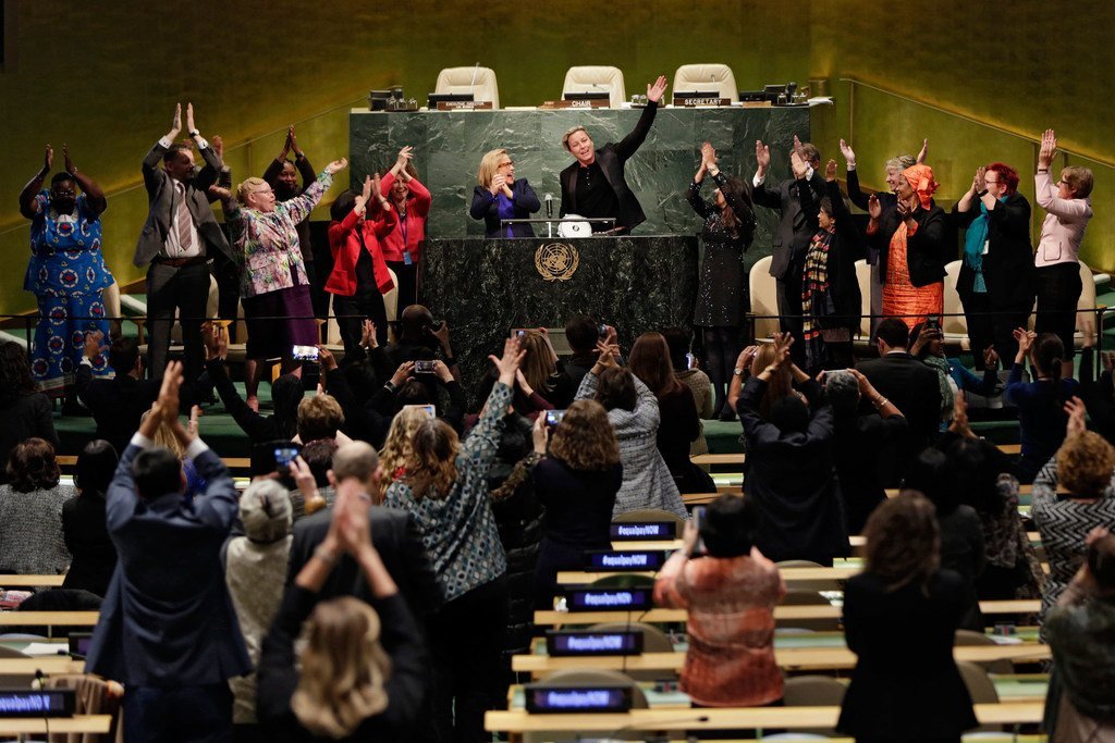 来自全球倡导在工资上实现性别平等的“推动者” 在联合国纽约总部联大会堂齐聚一堂。