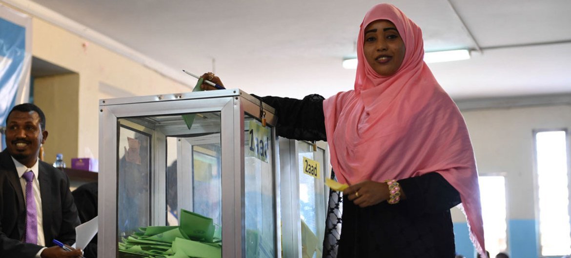 Женщина депутат  в Сомали  принимает участие в выборах председателя парламента