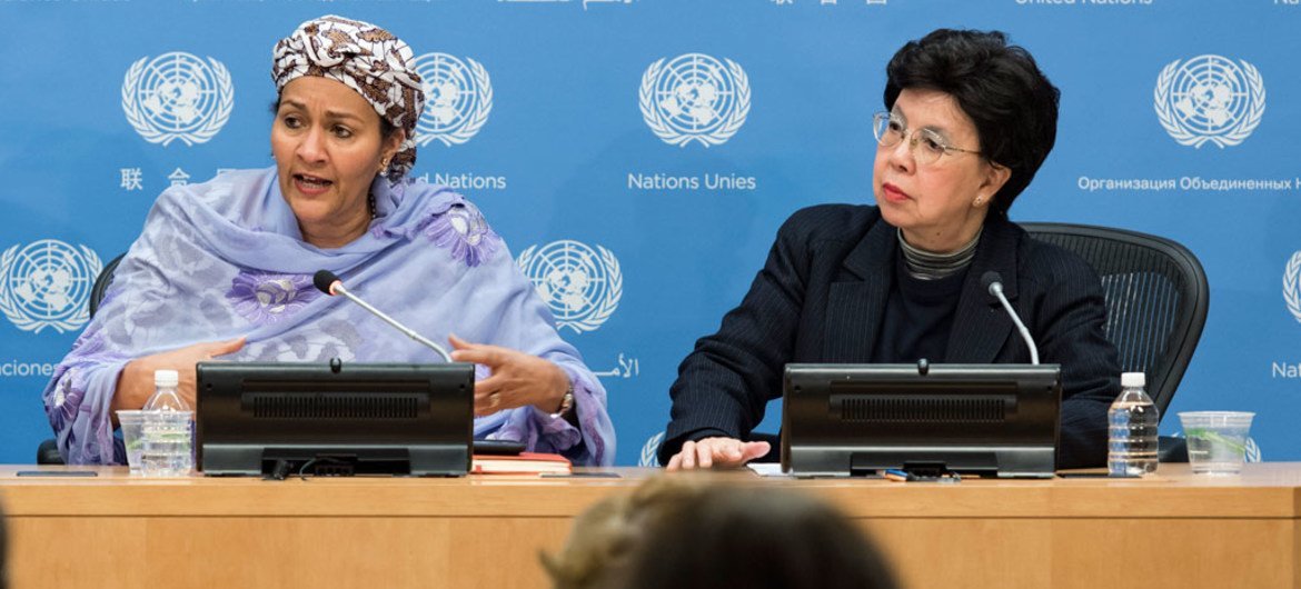 La Vice-secrétaire générale de l'ONU, Amina Mohammed (à gauche), au côté de la Directrice générale de l'Organisation mondiale de la santé (OMS), Margaret Chan, lors d'une conférence de presse sur la résistance aux antimicrobiens.