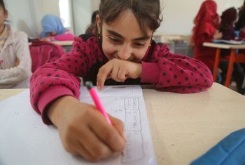 16 janvier 2017: une jeune fille dans une classe de langue turque dans le camp de réfugiés Nizip 1, à Gaziantep, dans le sud de la Turquie. Le camp de Nizip 1 abrite plus de 10.000 réfugiés syriens, dont plus de 5.000 enfants.