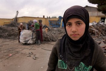12-летняя Айеш бежал в Турцию из сирийского города Идлиб. У нее нет возможности учиться.  Фото   ЮНИСЕФ