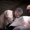 Des employés transportent des sacs alimentaires du PAM dans un entrepôt d'Al Mansoura, au sud du gouvernorat d'Aden, au Yémen. De nouvelles données montrent que 17 millions de personnes souffrent de faim au Yémen, soit une augmentation de 21% depuis juin 2016.