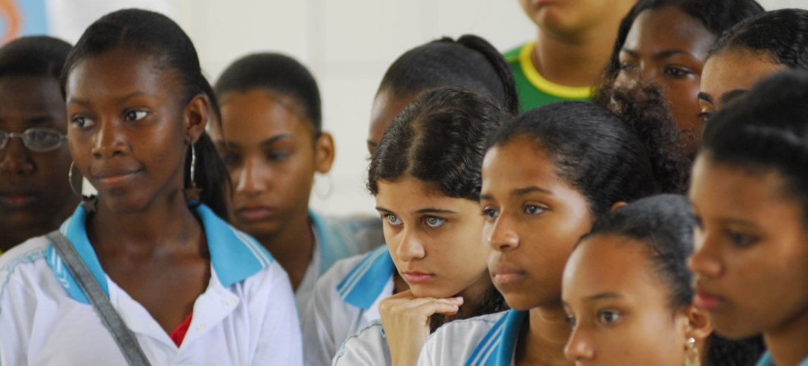 Students watch a performance by their peers at Barros Barreto School, in Salvador, Brazil. The performance tackled social issues such as racism and gender discrimination.. Photo: UNICEF/Claudio Versiani