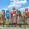 Un grupo de niños sostiene carteles con cada uno de los 17 Objetivos de Desarrollo Sostenible en Perú. Foto: UNDP/Mónica Suárez