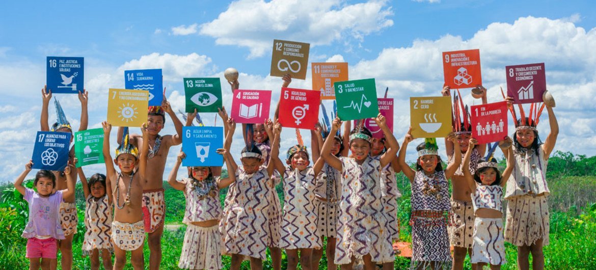 Un grupo de niños sostiene carteles con cada uno de los 17 Objetivos de Desarrollo Sostenible en Perú. Foto: UNDP/Mónica Suárez