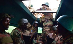 Province du Nord-Kivu, République démocratique du Congo: Ddes soldats malawiens de la Force d'intervention en patrouille entre les localités d'Oicha et Erengeti, dans le territoire de Beni.