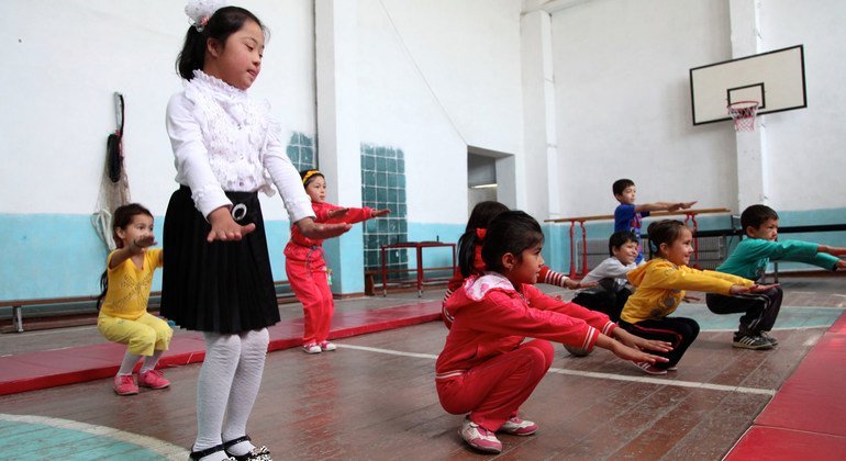 Niños haciendo ejercicio en una escuela en Uzbekistán. 