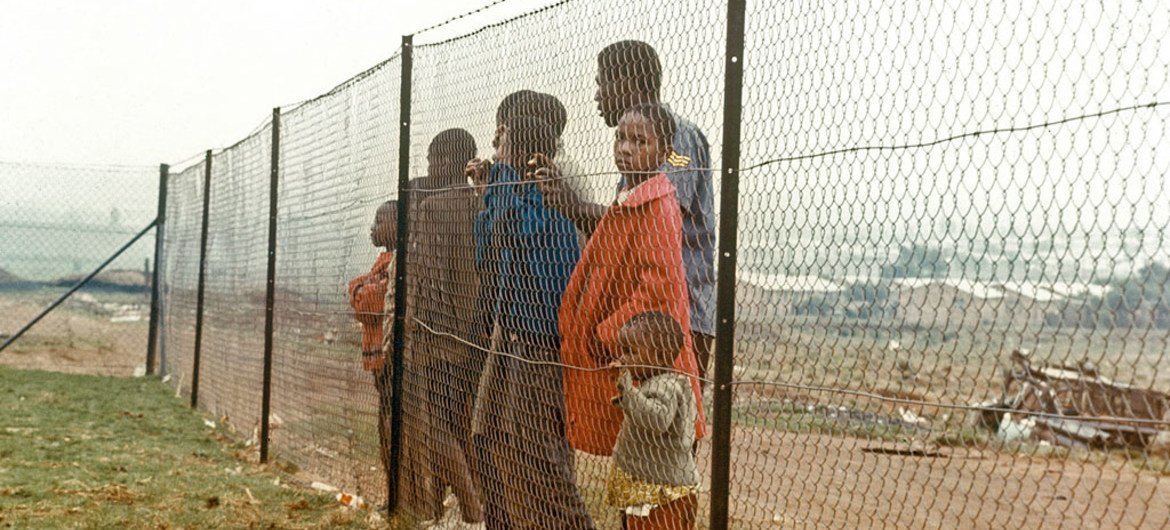 种族隔离时期的南非儿童站在架设的围栏另一侧。联合国图片/Pendl