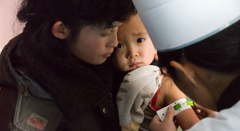 En la clínica de Musan, en Corea del Norte, examinan si los niños están malnutridos y les vacunan.