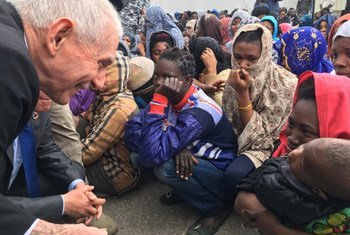 Le Directeur général de l'OIM, William Lacy Swing, parle à des migrants dans un centre de détention à Tripoli, en Libye, le 22 mars 2017. Photo OIM/Leonard Doyle