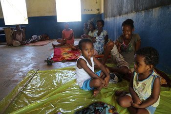 Des femmes et des enfants déplacés par le cyclone Enawo ont trouvé refuge dans une salle de classe, dans la région de Sava, à Madagascar. Photo UNICEF Madagascar