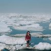 Une fille de la communauté Iñupiat sur une banquise bordant l'océan Arctique à Barrow, en Alaska, aux États-Unis. La fonte anormale de la glace arctique est l’un des nombreux effets du réchauffement planétaire qui a de graves répercussions sur la vie des humains et de la faune.