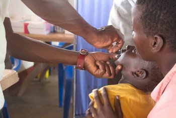 世卫组织和儿基会为非洲1亿160万儿童提供脊灰炎免疫。UNICEF/Henry Bongyereirwe
