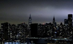 联合国纽约总部熄灯，参与“地球一小时”公益节能活动。