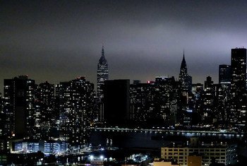 联合国纽约总部熄灯，参与“地球一小时”公益节能活动。