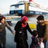 在难民署的帮助下，这个叙利亚难民家庭终于得以乘船从希腊的莱斯博斯岛转移到该国本土。