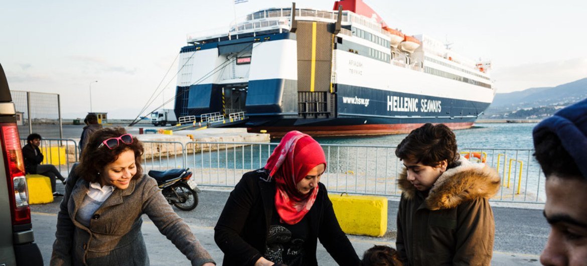 在难民署的帮助下，这个叙利亚难民家庭终于得以乘船从希腊的莱斯博斯岛转移到该国本土。