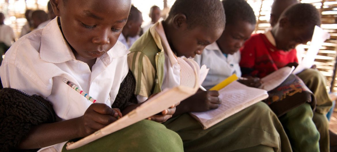 Des enfants fréquentent une classe de mathématiques de 3e année à l'école primaire de Yasin Bay, dans la ville d'El Fasher, au Darfour-Nord, au Soudan.