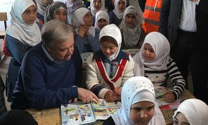 Le Secrétaire général de l'ONU, António Guterres, avec des élèves du camp de réfugiés de Zaatari en Jordanie.